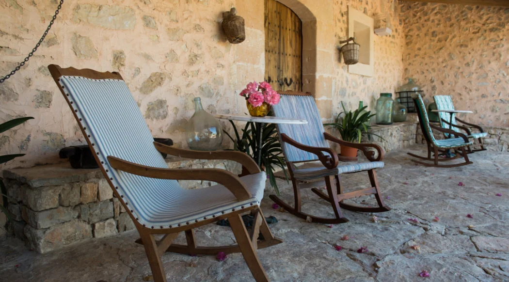 Ruhige Arkadenterrasse mit Schaukelstühlen in der Hotel-Finca Can Feliu