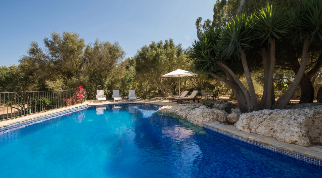 Pool und Haengematten im Can Feliu